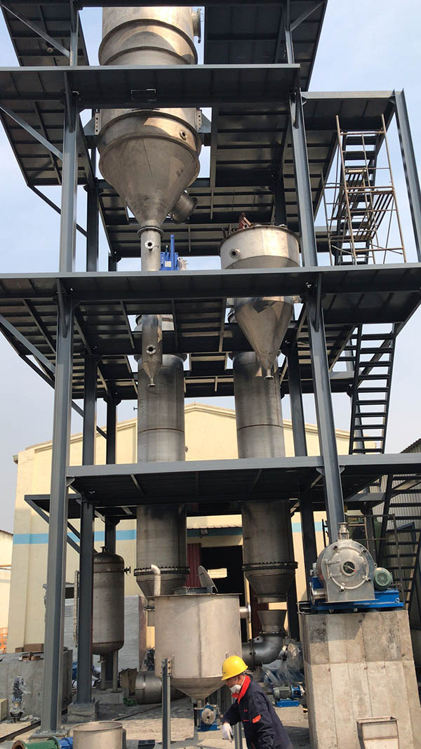 硫酸鈉結(jié)晶器安裝現(xiàn)場(chǎng) 硫酸鈉結(jié)晶器安裝現(xiàn)場(chǎng)